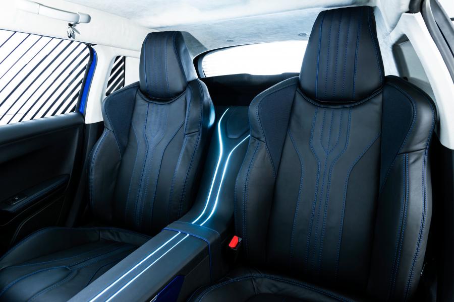 Интерьер Peugeot 2008 Kyanit Concept 2016 года  (фото 5 из 7)